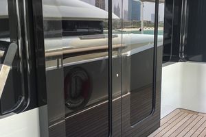 Weathertight sliding door with 2 moving panels