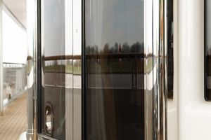 Weathertight sliding door with 2 moving panels